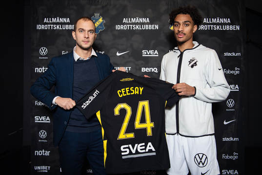 s sportchef Henrik Jurelius med nyförvärvet Jesper Ceesay under en fotografering med AIK den 21 december 2021 i Stockholm. 