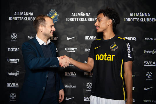 s sportchef Henrik Jurelius med nyförvärvet Jesper Ceesay under en fotografering med AIK den 21 december 2021 i Stockholm. 
