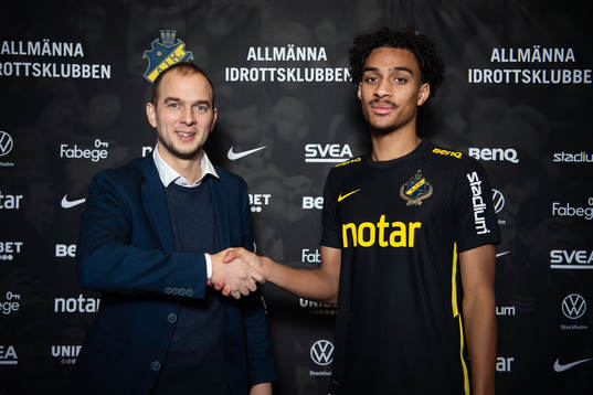 s sportchef Henrik Jurelius med nyförvärvet Jesper Ceesay under en fotografering med AIK den 21 december 2021 i Stockholm. 