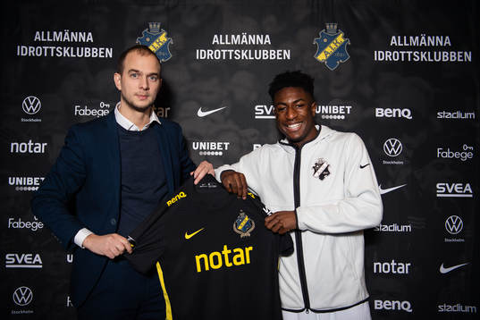 s sportchef Henrik Jurelius med nyförvärvet  Josafat Mendes under en fotografering med AIK den 21 december 2021 i Stockholm. 