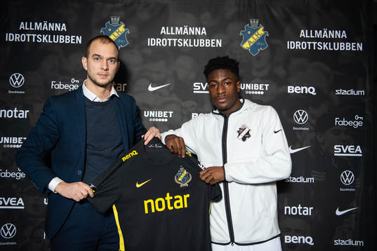 s sportchef Henrik Jurelius med nyförvärvet  Josafat Mendes under en fotografering med AIK den 21 december 2021 i Stockholm. 