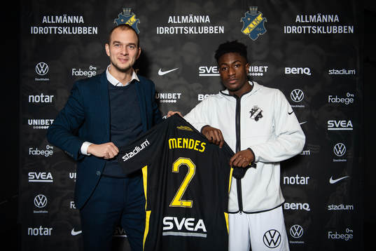 s sportchef Henrik Jurelius med nyförvärvet  Josafat Mendes under en fotografering med AIK den 21 december 2021 i Stockholm. 