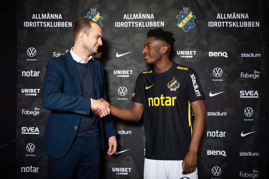 s sportchef Henrik Jurelius med nyförvärvet  Josafat Mendes under en fotografering med AIK den 21 december 2021 i Stockholm. 