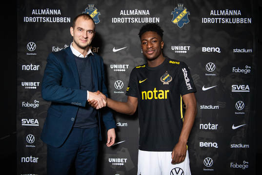 s sportchef Henrik Jurelius med nyförvärvet  Josafat Mendes under en fotografering med AIK den 21 december 2021 i Stockholm. 