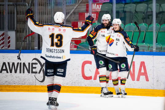 Djurgårdens Ludvig Rensfeldt och Marcus Sörensen jublar