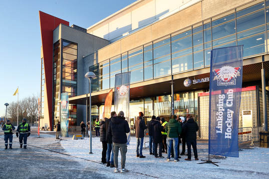 Vaccinationspass kontrolleras utanför SAAB Arena