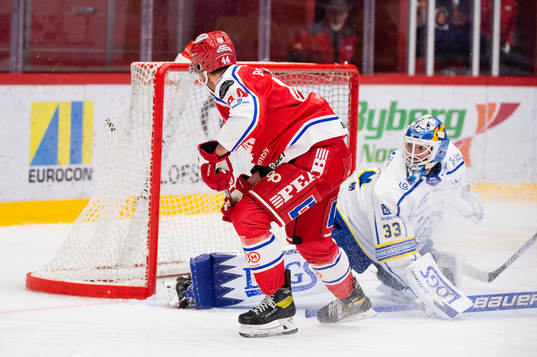 Timrås Jacob Blomqvist gör 5-1 bakom Leksands målvakt