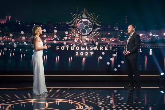 Programledare Frida Nordstrand och Mehmet Culum som tilldelats priset som Årets Domare