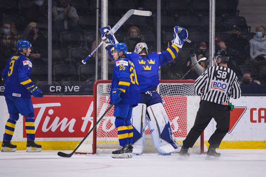 Bla gjennom flere bilder av 2022 IIHF World Junior Championship, day 2, Sweden - Slovakia
