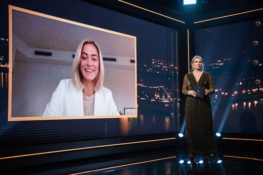 Fridolina Rolfö och programledare Anna Brolin efter hon tilldelats Årets Anfallare