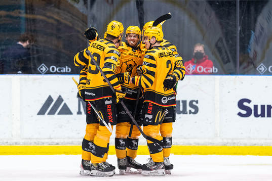 Skellefteås Simon Robertsson jublar med lagkamrater