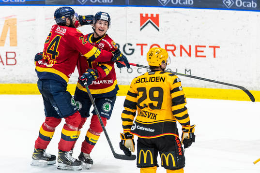 Djurgårdens Ludvig Rensfeldt jublar med Tom Nilsson som