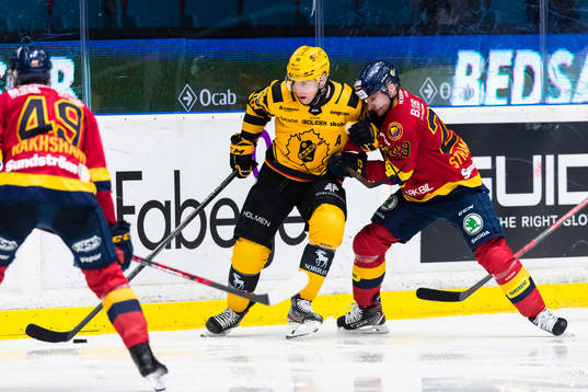 Skellefteås Joakim Lindström håller undan Djurgårdens