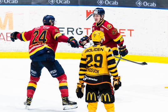 Djurgårdens Tom Nilsson (h) gör 2-2 och jublar med