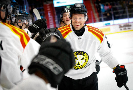 Brynäs Nicklas Danielsson gör 0-1 och jublar