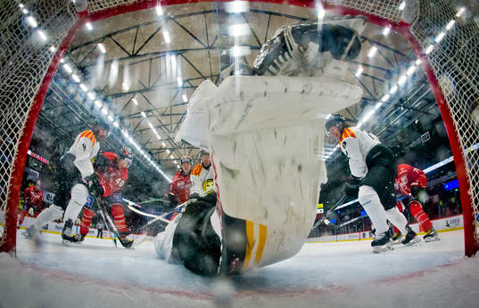 Brynäs Anton Mylläri, målvakt Veini Vehviläinen och