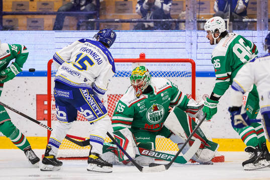 Leksands Max Veronneau och Rögles målvakt Christoffer