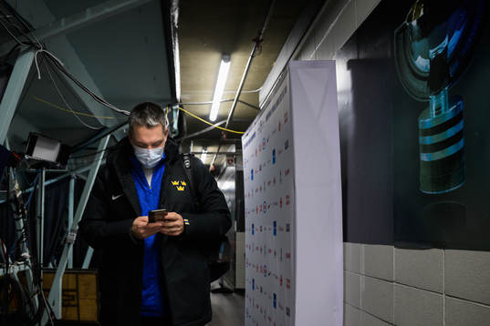Bla gjennom flere bilder av 2022 IIHF World Junior Championship, day 4, Sweden, morning skate