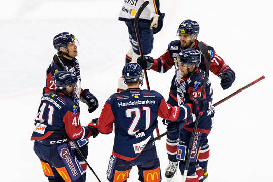 Linköpings Jesper Pettersson jublar med lagkamrater
