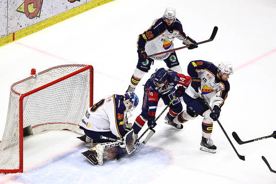 Spel framför Djurgårdens målvakt Mantas Armalis