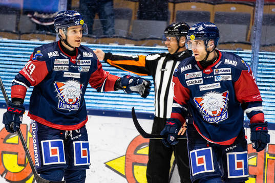 Linköpings Benjamin Maxwell jublar med målskytten till