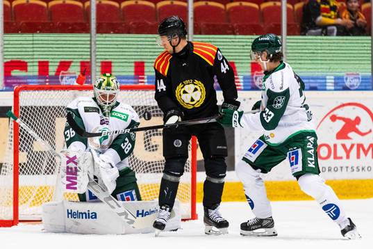 Färjestads målvakt Dominik Furch räddar framför Brynäs