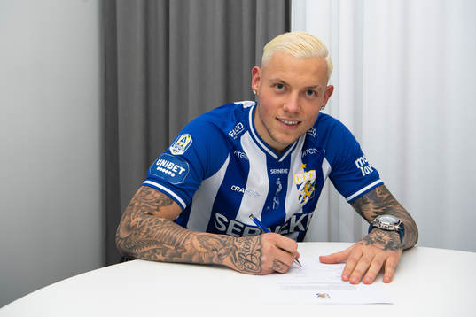 IFK Göteborgs nyförvärv Erik Sorga signerar kontrakt den 6 januari 2022 i Göteborg. 