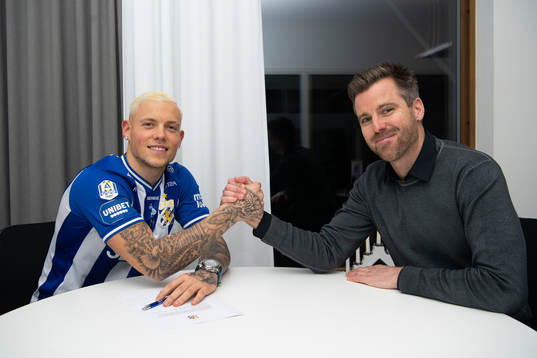 IFK Göteborgs nyförvärv Erik Sorga signerar kontrakt med sportchef Pontus Farnerud den 6 januari 2022 i Göteborg. 