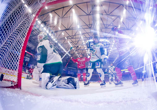 Örebros Robin Kovacs gör 2-3 och Linus Öberg jublar