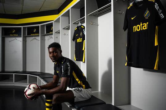 s nyförvärv Henry Atola Meja under en fotografering med AIK den 6 januari 2022 i Stockholm. 