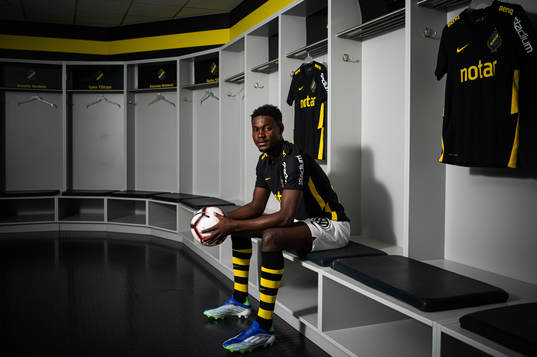 s nyförvärv Henry Atola Meja under en fotografering med AIK den 6 januari 2022 i Stockholm. 