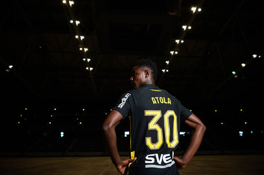 s nyförvärv Henry Atola Meja under en fotografering med AIK den 6 januari 2022 i Stockholm. 