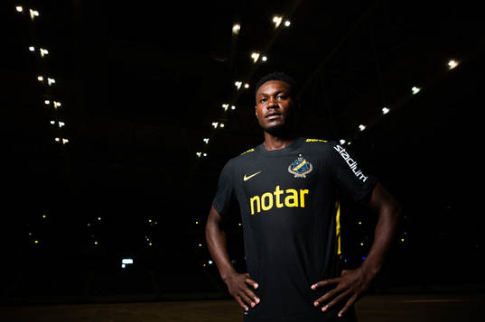 s nyförvärv Henry Atola Meja under en fotografering med AIK den 6 januari 2022 i Stockholm. 
