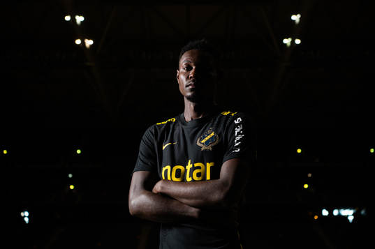 s nyförvärv Henry Atola Meja under en fotografering med AIK den 6 januari 2022 i Stockholm. 