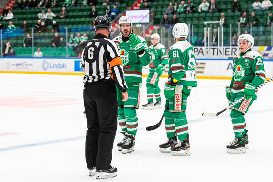 Rögles Eric Gelinas diskuterar med domare Sören Persson