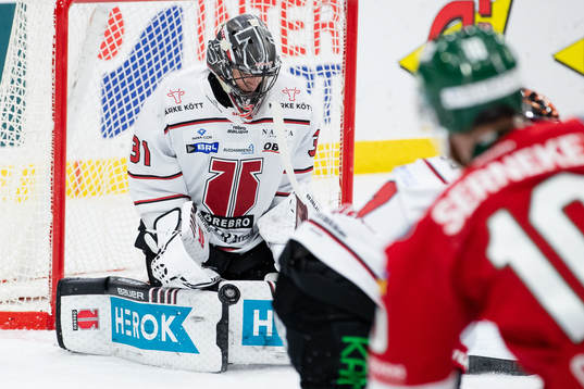 Örebros målvakt Jonas Arntzen räddar skott från