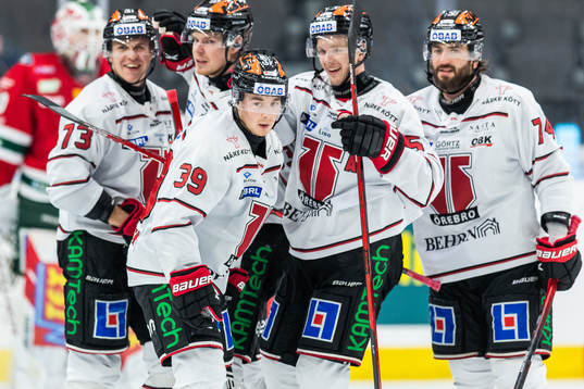 Örebros Joel Mustonen (m) jublar med lagkamrater