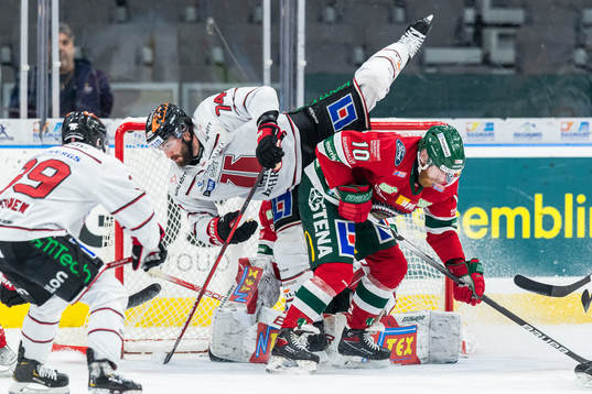 Örebros Nick Ebert och Frölundas Jens Olsson