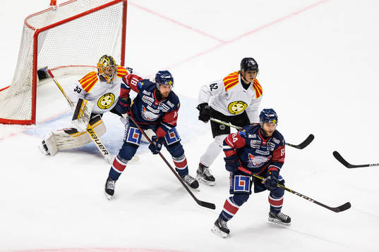 Brynäs målvakt Veini Vehviläinen och Tom Hedberg