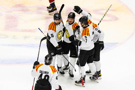 Brynäs Adam Pettersson jublar med lagkamrater