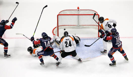 Mål av Linköpings Markus Ljungh förbi Brynäs målvakt