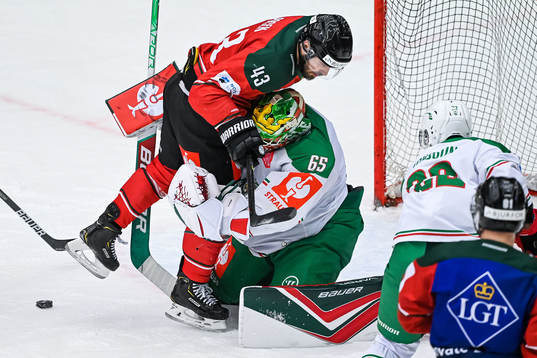 Michael Spacek of Frölunda in front of goalkeeper