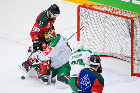 Michael Spacek of Frölunda in front of goalkeeper