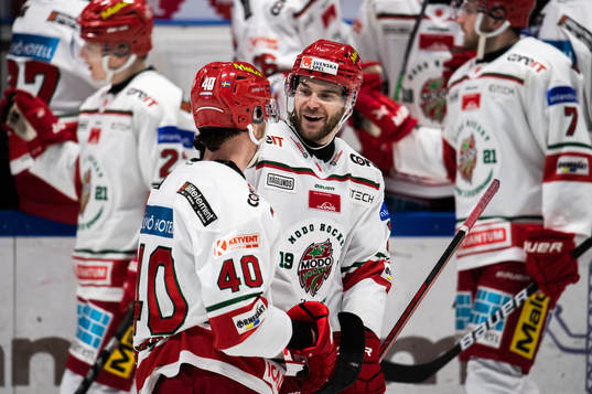 Modos David Bernhardt och Sam Vigneault jublar