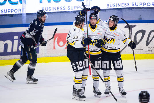 s Måns Lindbäck, Jesper Kokkonen och Max Wennlund jublar