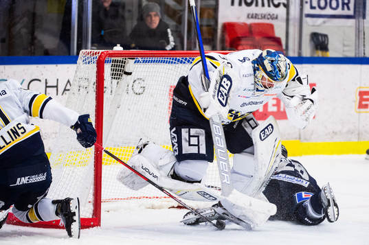 s målvakt Filip Larsson trillar över Karlskogas Sebastian