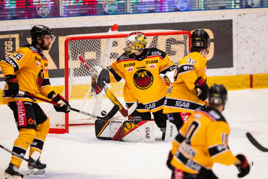 Luleås målvakt Jesper Wallstedt släpper in 1-0 av
