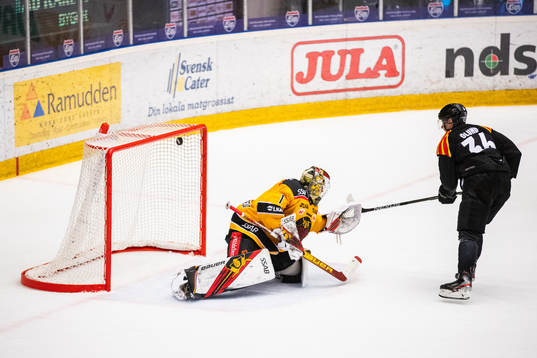 Brynäs Linus Ölund gör 2-0 på Luleås målvakt Jesper