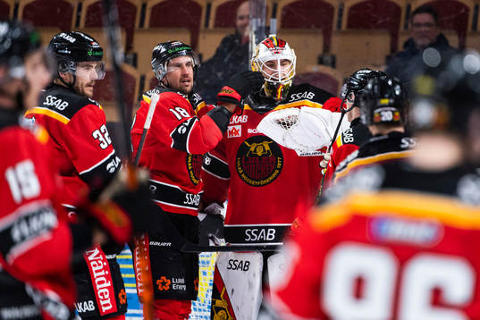 Luleås Sami Lepistö och målvakt Jesper Wallstedt jublar