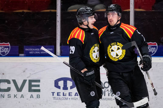 Brynäs Oscar Birgersson och Marcus Björk jublar